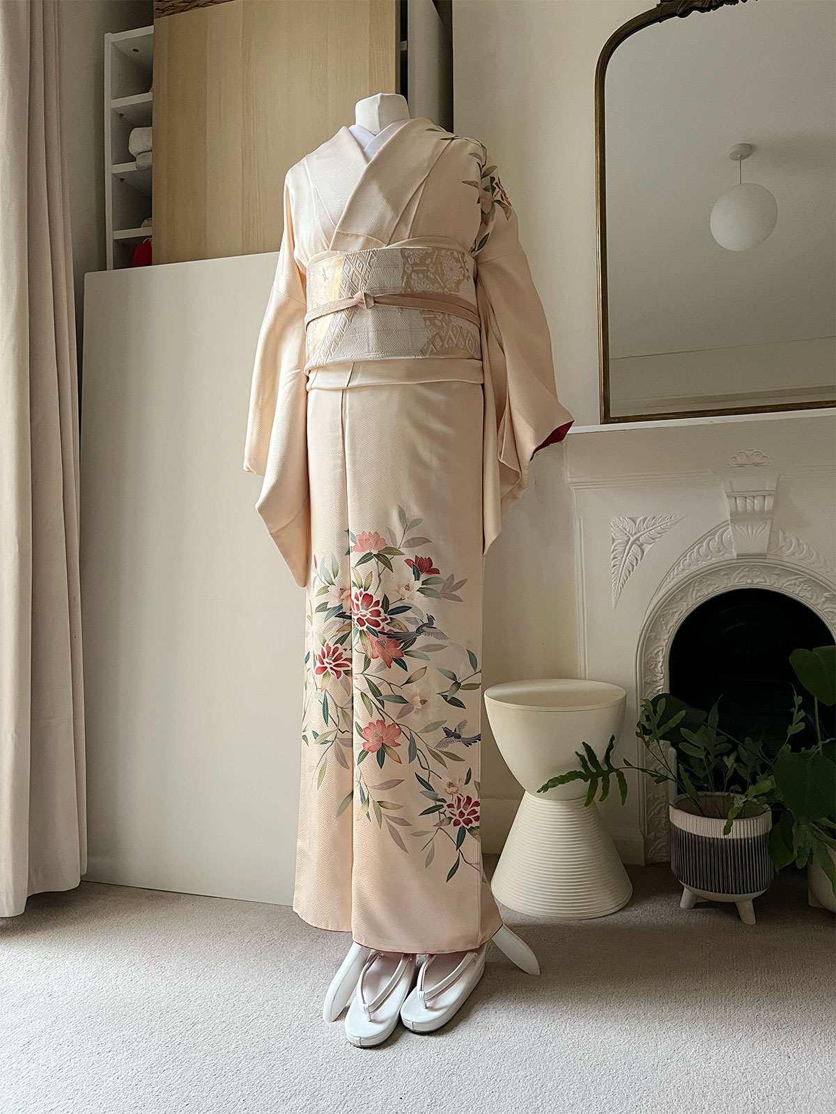 ロンドン着物レンタルで利用できる、薄ピンクのロング丈訪問着を着付けした全身写真｜LONDON KIMONO