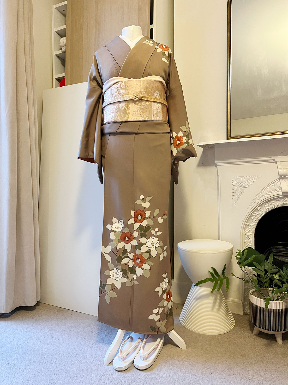 ロンドン着物レンタルで楽しむ、ブラウン地に花柄の訪問着コーディネート全身写真｜LONDON KIMONO