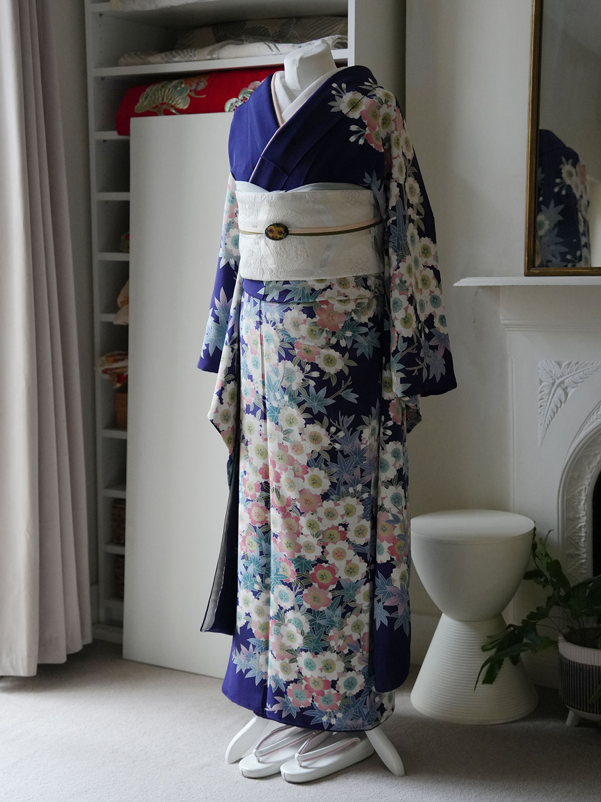 日本で成人式に出席できない方のためのロンドン成人記念振袖。藍色地に草花文様が美しい友禅振袖レンタル｜KIMONO KIKUNOYA LONDON