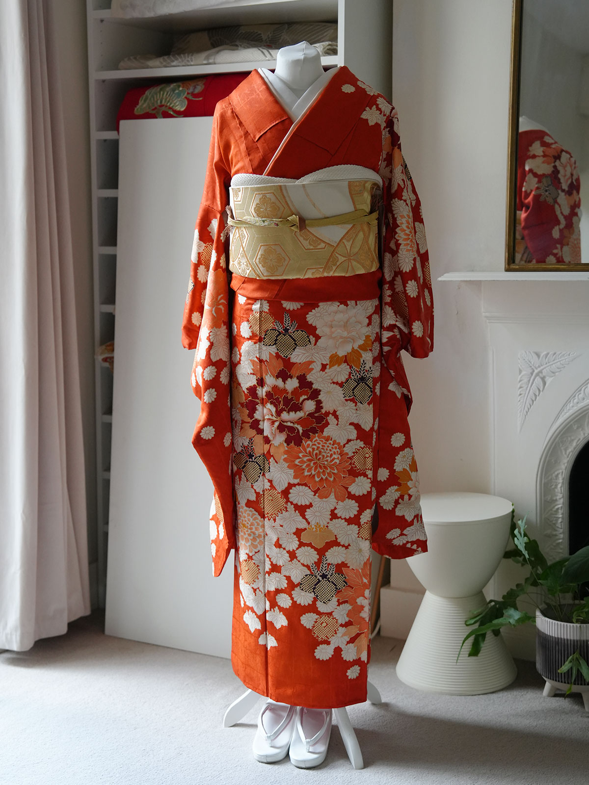 ロンドンでレンタル可能な成人式向け赤地の古典柄振袖。菊や桜文様が華やかな日本の伝統振袖｜KIMONO KIKUNOYA LONDON