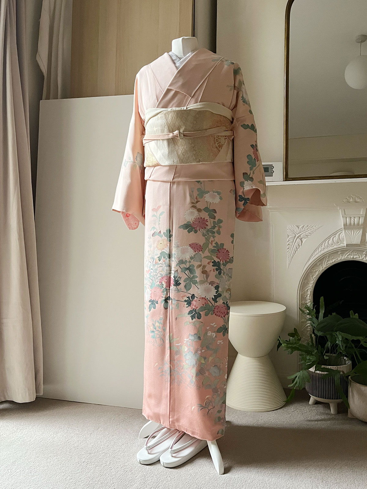ロンドンを拠点にヨーロッパでレンタルできる華やかな訪問着。淡いピンク地に草花文様が描かれたフォーマル向け着物｜KIMONO KIKUNOYA