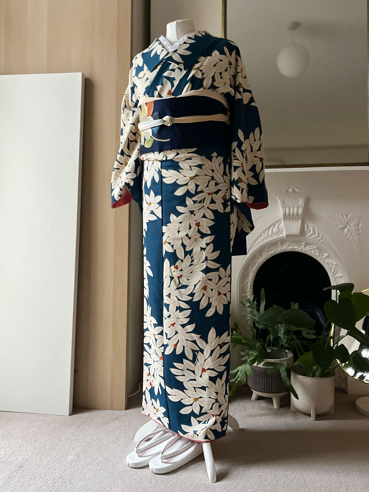 イギリス着物レンタルで楽しむカジュアル着物（小紋）。ネイビー地に白い草花文様が広がる小紋は、街歩きやアフターヌーンティー、観劇にもおすすめ